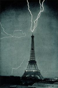 lightning_striking_the_eiffel_tower__wikimedia